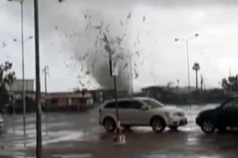 Le impressionanti immagini del tornado che colpisce Crotone