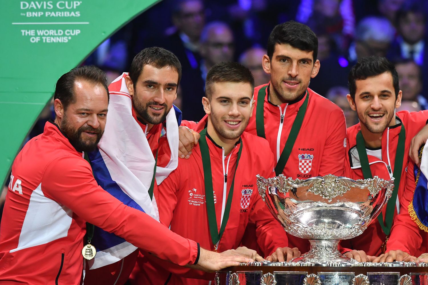 &nbsp;La squadra croata posa con il trofeo dopo aver sconfitto la Francia nella Coppa Davis