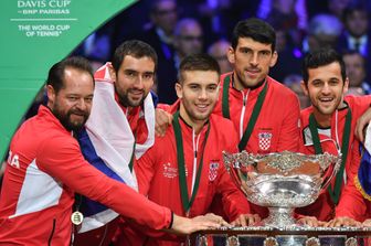 &nbsp;La squadra croata posa con il trofeo dopo aver sconfitto la Francia nella Coppa Davis