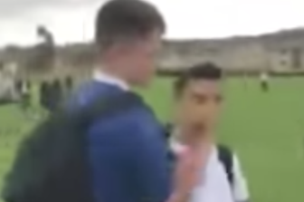 Un video di due fratelli siriani&nbsp;bullizzati&nbsp;a scuola scuote la Gran Bretagna&nbsp;