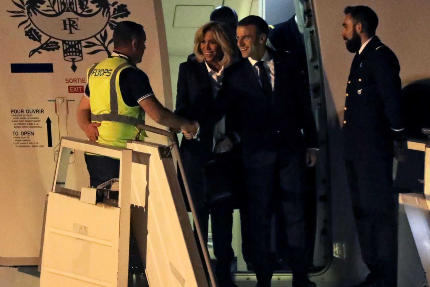 &nbsp;Emmanuel Macron all'arrivo all'aeroporto di Buenos Aires stringe la mano a un 'gilet giallo'