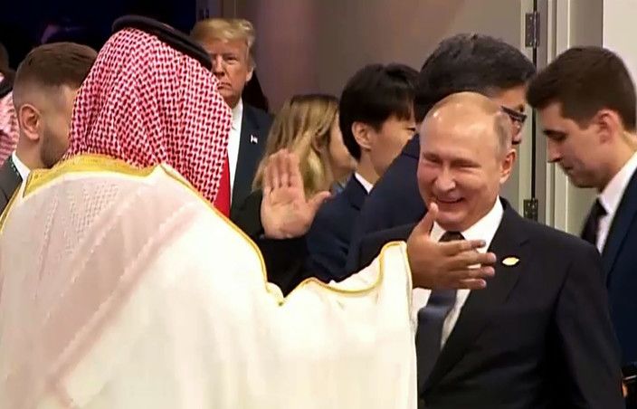 Il principe ereditario saudita Mohammed bin Salman e Vladimir Putin (Afp)&nbsp;