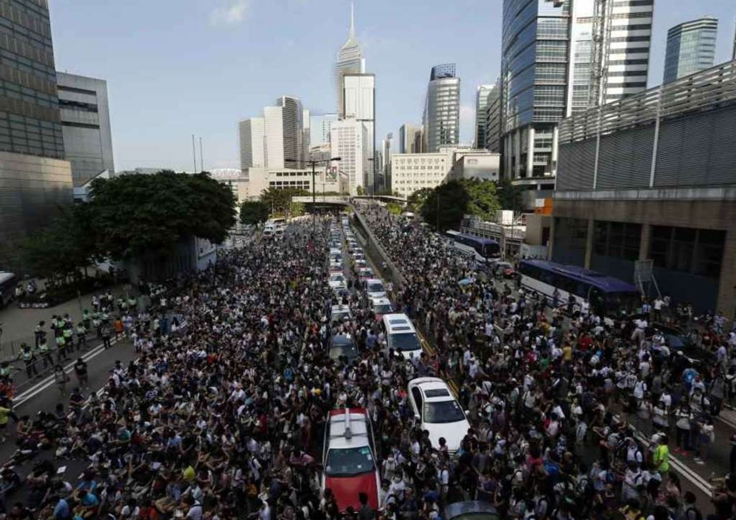 Hong Kong, dilaga la protesta Il governatore, "via dalle strade"