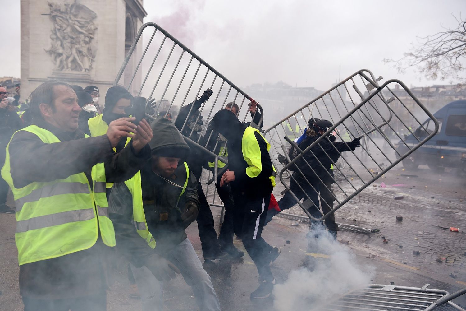 &Egrave; guerriglia sugli&nbsp;Champs-Elysees&nbsp;dove migliaia di Gilet gialli si sono radunati per protestare contro le iniziative del presidente francese&nbsp;Emmanuel&nbsp;Macron