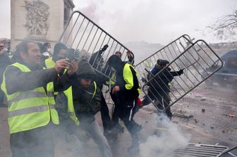 &Egrave; guerriglia sugli&nbsp;Champs-Elysees&nbsp;dove migliaia di Gilet gialli si sono radunati per protestare contro le iniziative del presidente francese&nbsp;Emmanuel&nbsp;Macron