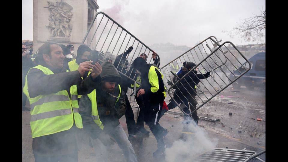 Polizia e manifestanti si sono scontrati, facendo almeno 92 feriti, tra cui 14 agenti, mentre in 205 sono stati fermati. I dimostranti hanno dato fuoco a cassonetti e auto