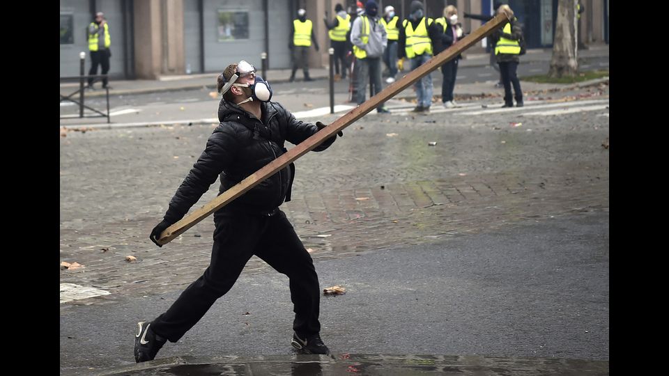 Secondo le autorit&agrave; sono 5.500 i manifestanti scesi in strada a Parigi e 75 mila in tutta la Francia.