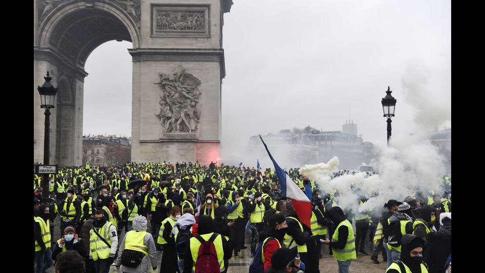 Il sindaco di Parigi, Anne Hidalgo, ha espresso la sua &quot;indignazione&quot; e la sua &quot;grande tristezza&quot; per le violenze.