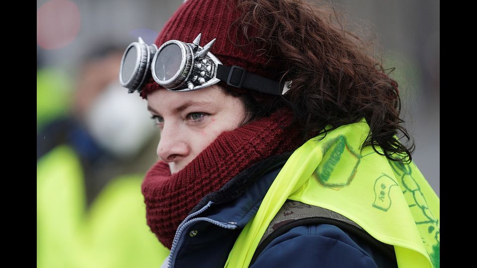 Il premier Edouard Philippe si &egrave; detto &quot;scioccato&quot; per le azioni contro &quot;i simboli della Francia&quot;, come l'accerchiamento della tomba del milite ignoto, un gesto che invece ha ricevuto il plauso della leader di estrema destra, Marine Le Pen.