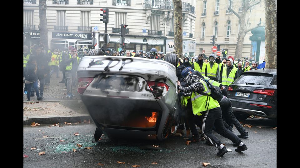 &nbsp;Parole di sostegno ai manifestanti sono arrivate anche da Jean-Luc Melenchon, leader dell'estrema sinistra de la France Insoumise, che ha definito il movimento dei Gilet gialli &quot;una rivoluzione dei cittadini&quot;.