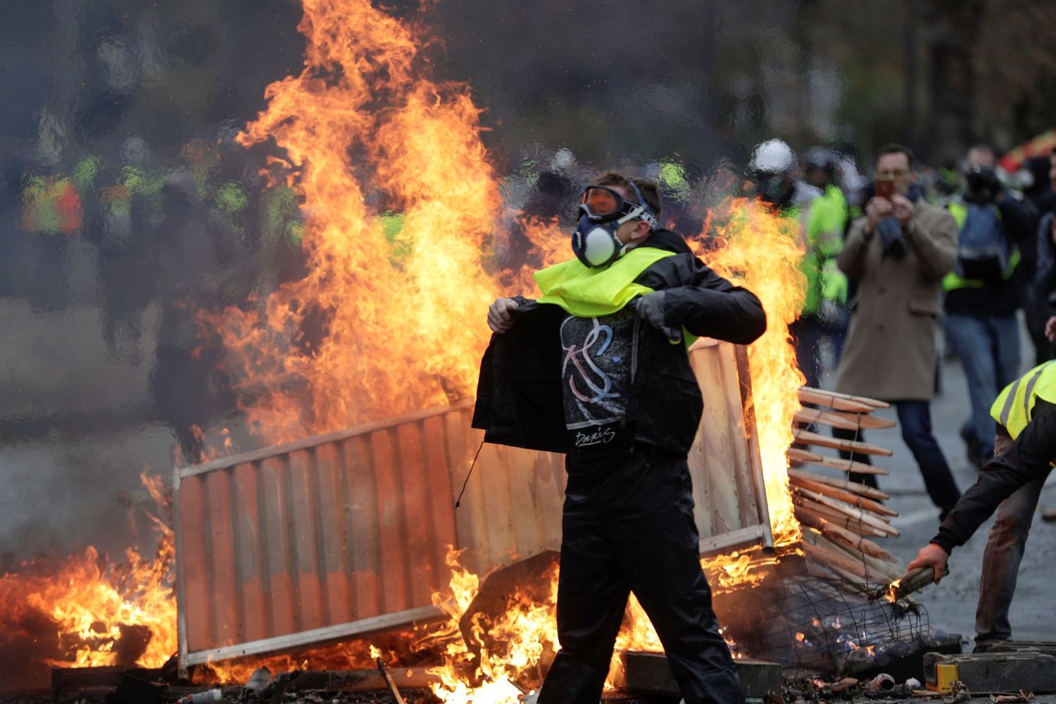 &nbsp;Polizia e manifestanti si sono scontrati, facendo almeno 20 feriti, tra cui 6 agenti, mentre in 140 sono stati fermati. I dimostranti hanno dato fuoco a cassonetti e auto