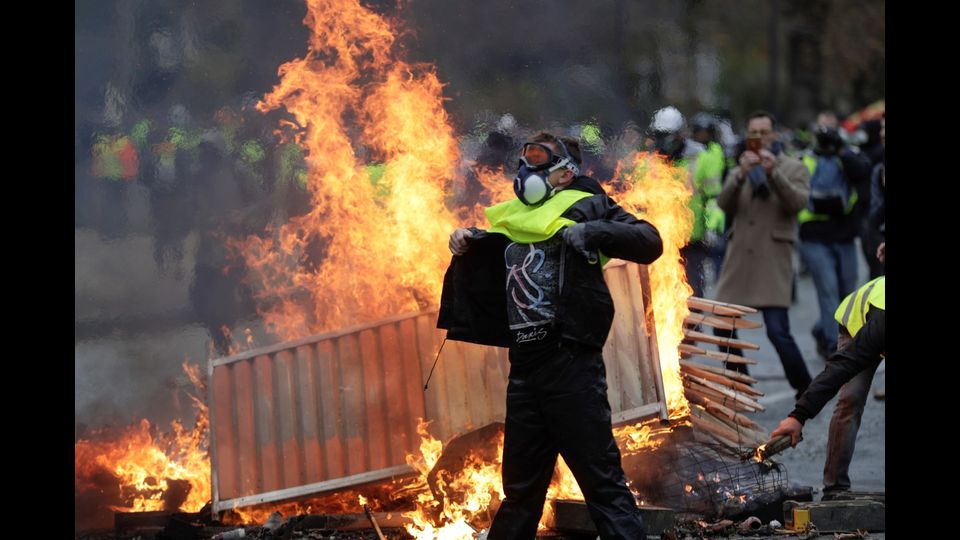 &Egrave; guerriglia sugli&nbsp;Champs Elysees&nbsp;dove migliaia di Gilet gialli si sono radunati per protestare contro la politica del presidente francese&nbsp;Emmanuel&nbsp;Macron