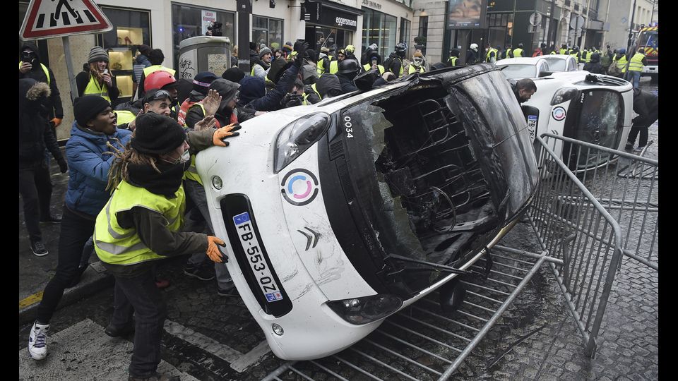 I dimostranti hanno compiuto saccheggi e appiccato le fiamme ad auto e postazioni bancomat in diversi punti della capitale.&nbsp;