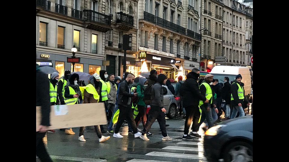 &Egrave; stata data alle fiamme anche una prefettura, quella dell'Alta-Loira, a&nbsp;Puy-en-Velay. L'incendio &egrave;&nbsp;stato &quot;circoscritto. I manifestanti hanno &quot;lanciato proiettili infiammabili di tipo molotov&quot;.