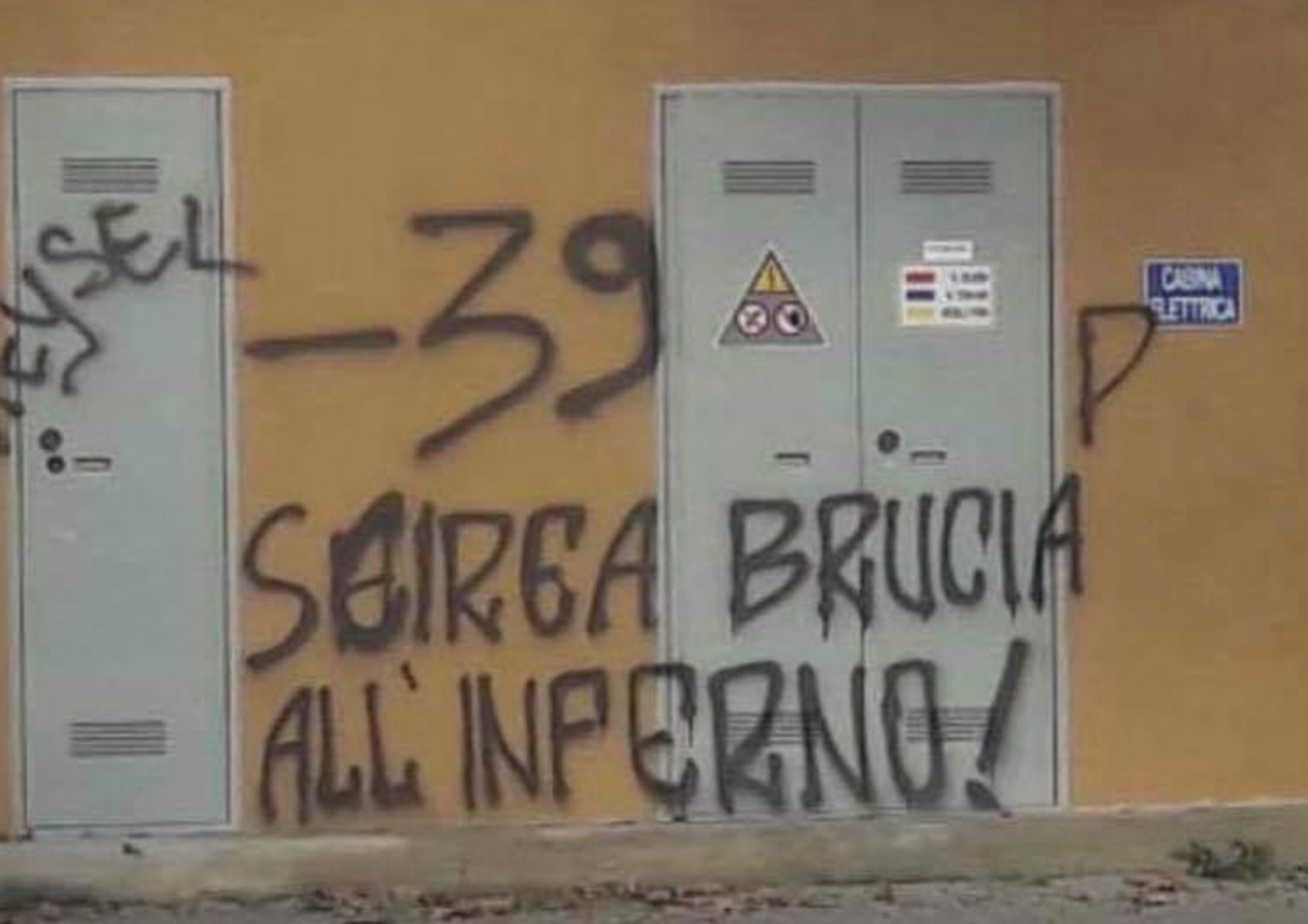 La scritta contro&nbsp;Scirea&nbsp;e le vittime&nbsp;dell&#39;Heysel&nbsp;fuori l&#39;Artemio Franchi&nbsp;