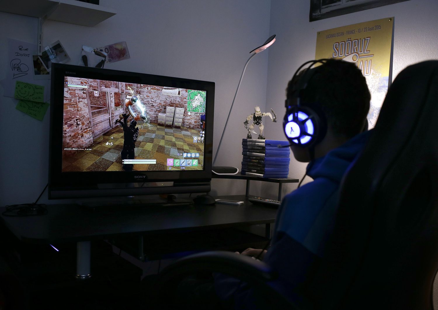 Un ragazzo mentre gioca a Fortnite sulla Ps4