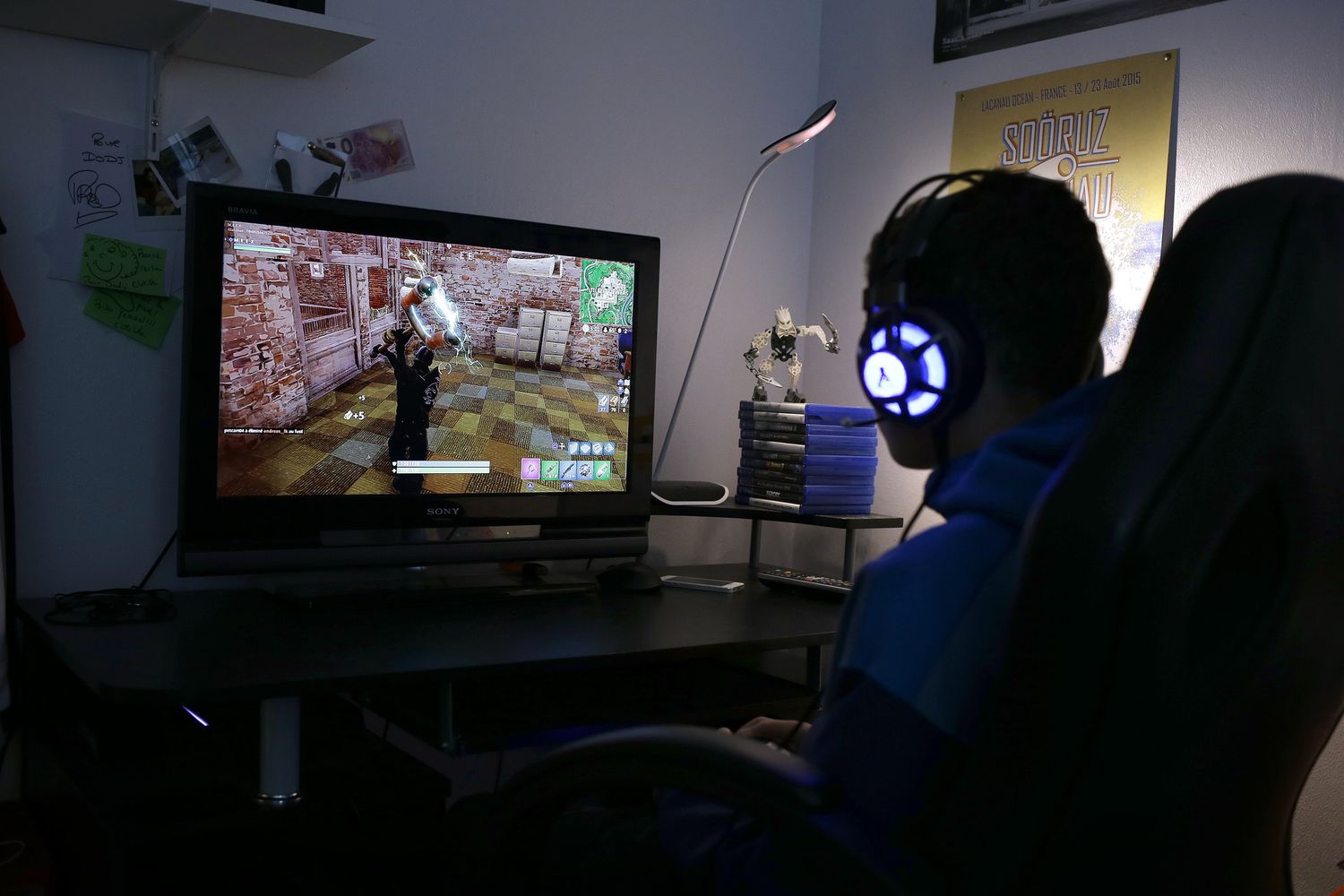 Un ragazzo mentre gioca a Fortnite sulla Ps4