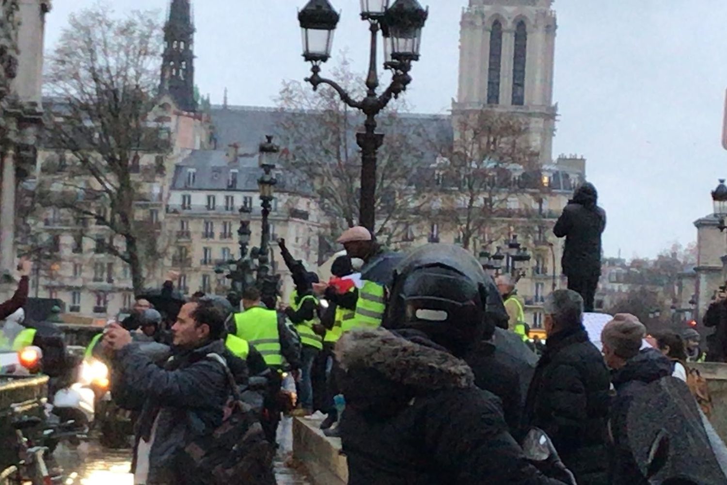 &nbsp;Gilet gialli, scontri a Parigi