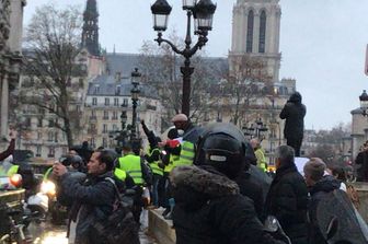 &nbsp;Gilet gialli, scontri a Parigi