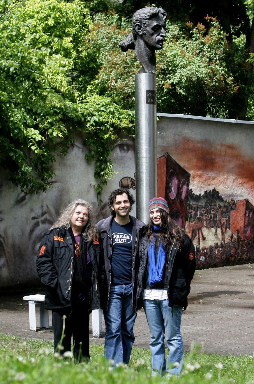 &nbsp;Gail, Dweezil e Diva Zappa