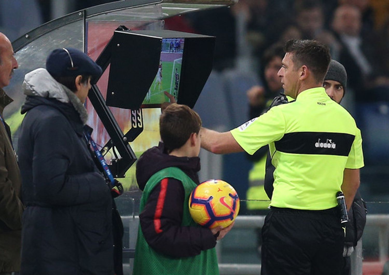 &nbsp;L'arbitro Rocchi Al Var nel caso del rigore concesso alla Roma