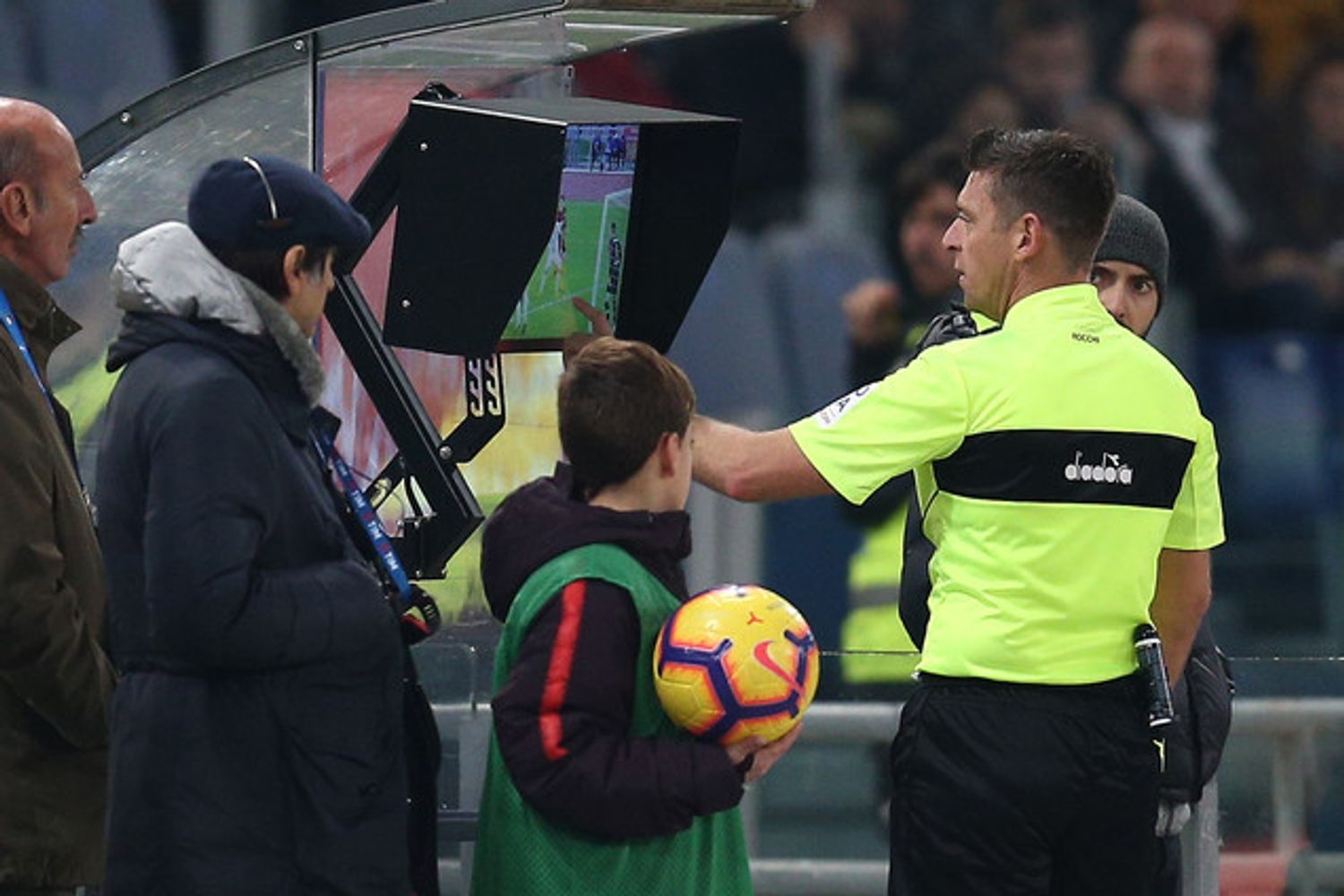 &nbsp;L'arbitro Rocchi Al Var nel caso del rigore concesso alla Roma