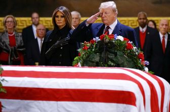 Melania e Donald Trump rendono omaggio a George Bush (Afp)&nbsp;