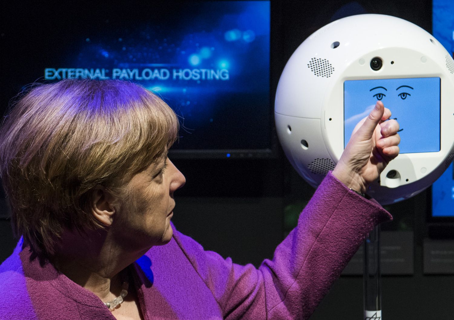&nbsp;Angela Merkel con un robot Cimon