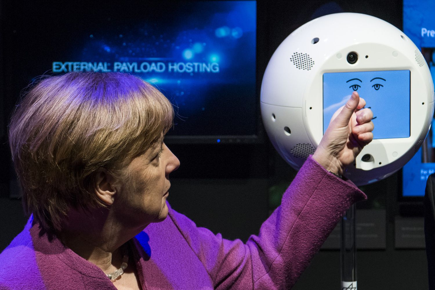 &nbsp;Angela Merkel con un robot Cimon