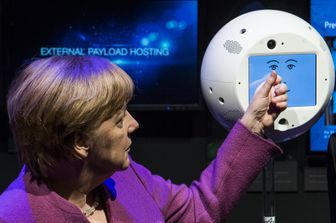 &nbsp;Angela Merkel con un robot Cimon
