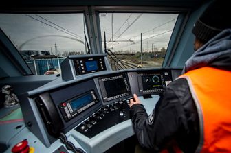 &nbsp;La cabina di guida di un treno merci