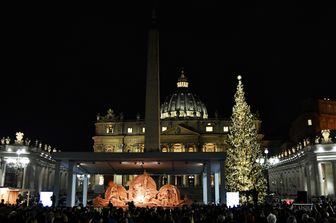 Albero di Natale e presepe in piazza San Pietro