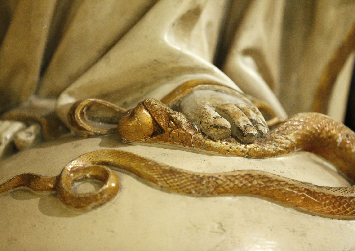 Il serpente, simbolo di Satana, in una statua nella chiesa di Saint-Pierre de Montmartre, a Parigi