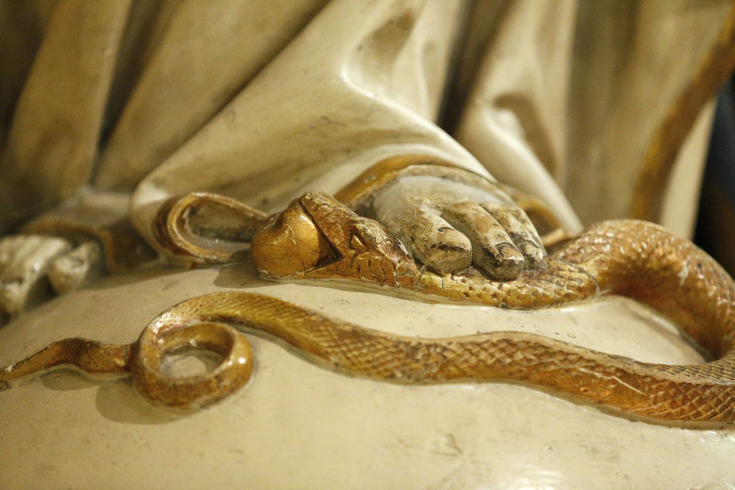 Il serpente, simbolo di Satana, in una statua nella chiesa di Saint-Pierre de Montmartre, a Parigi