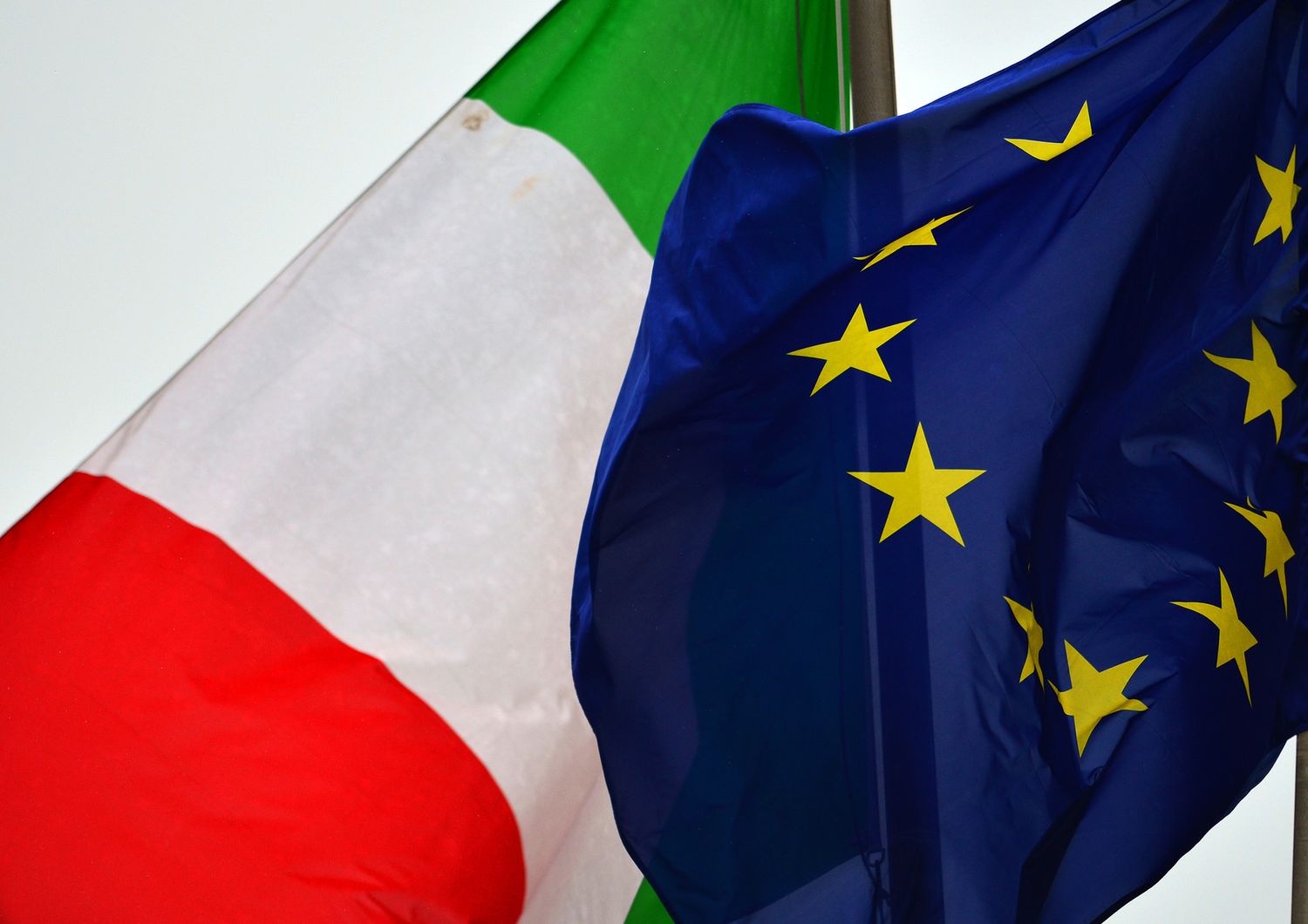 &nbsp;La bandiera italiana e quella dell'Ue