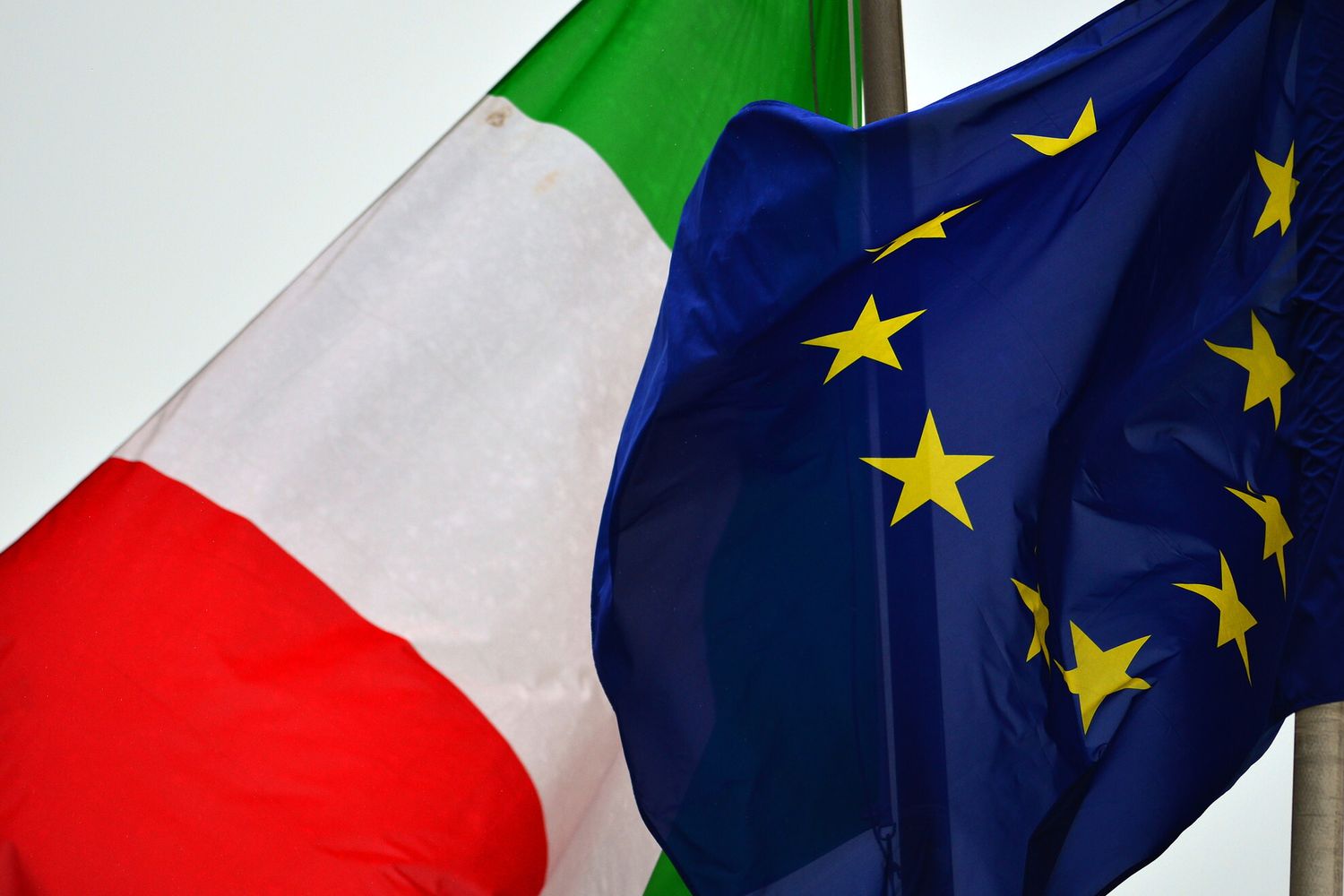 &nbsp;La bandiera italiana e quella dell'Ue