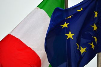 &nbsp;La bandiera italiana e quella dell'Ue