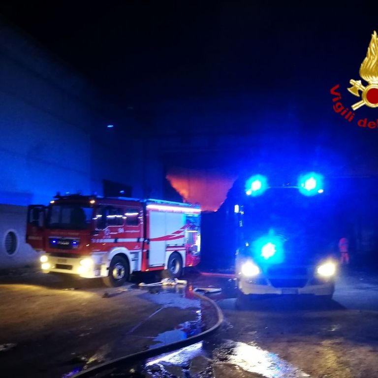 Vigili del fuoco in azione, immagine d'archivio