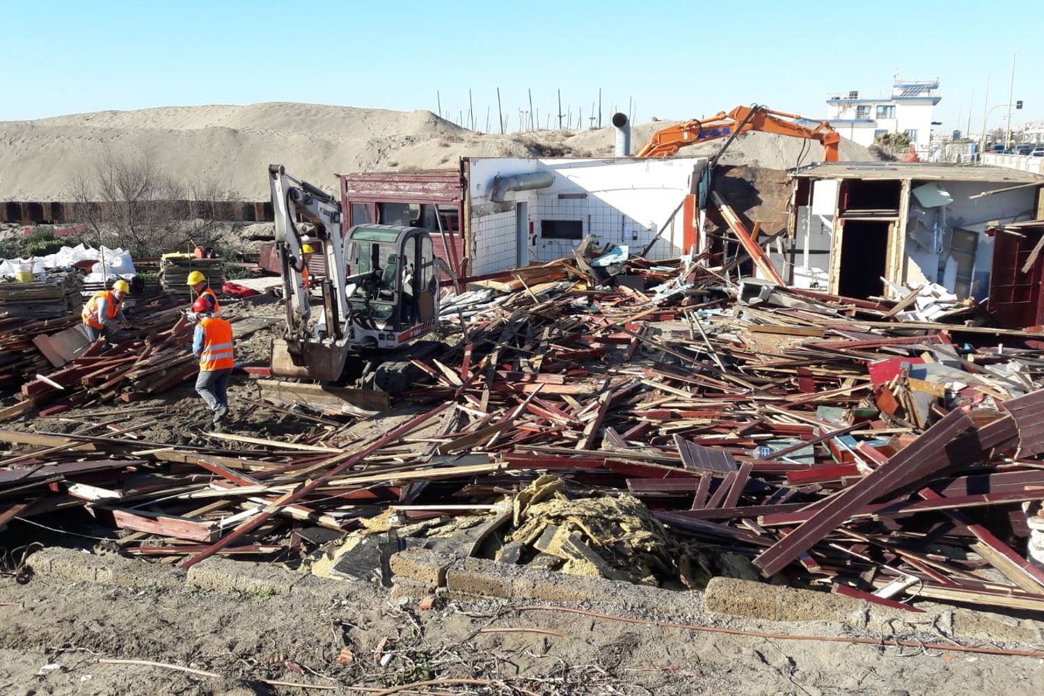 &nbsp; Demolizioni, Ostia