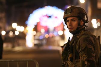 Spari al mercatino di Natale di Strasburgo, due morti e 11 feriti. Identificato il killer