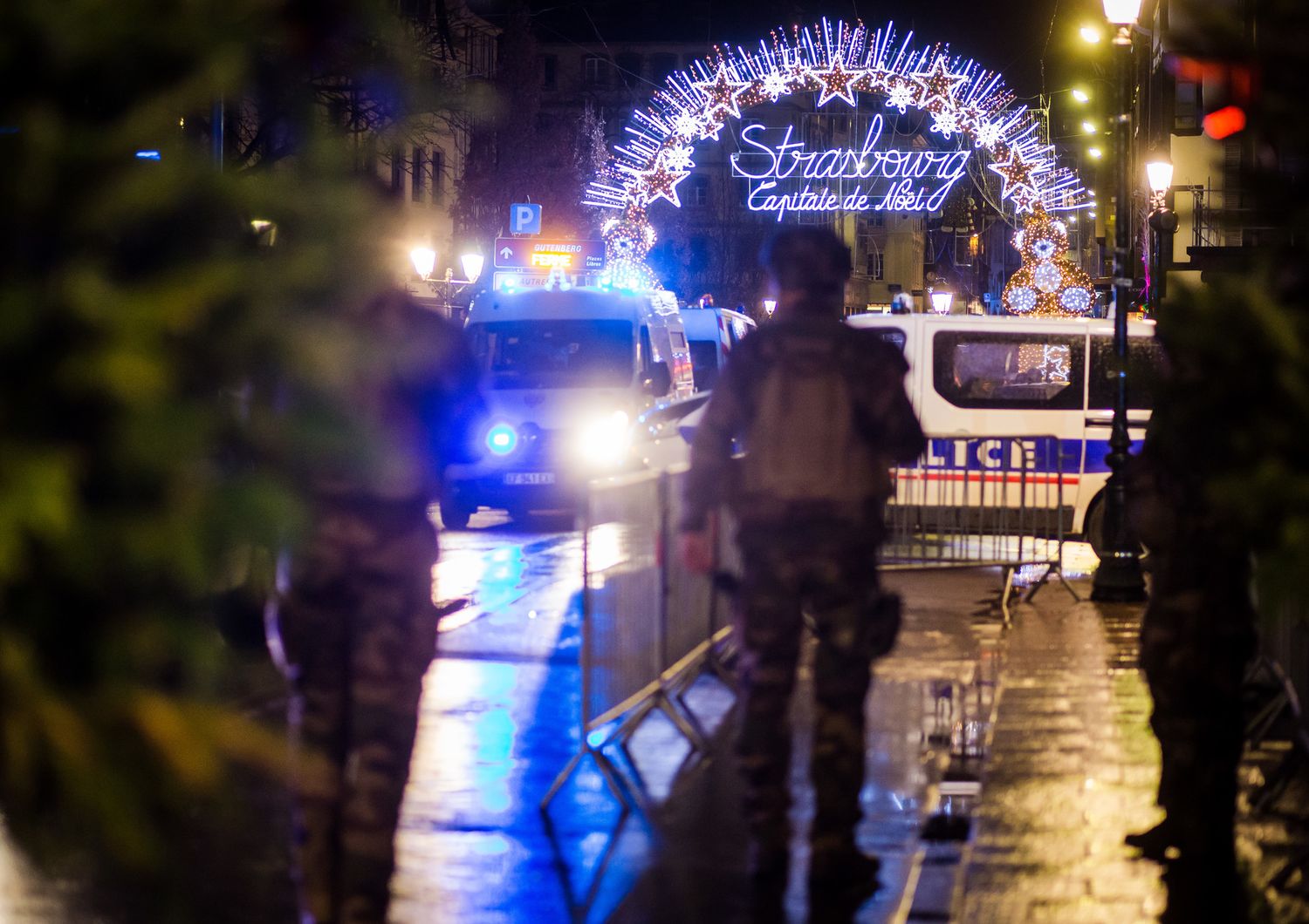 Un agente dell'antiterrorismo francese a guardia di uno degli ingressi del mercatino di Natale di Strasburgo&nbsp;