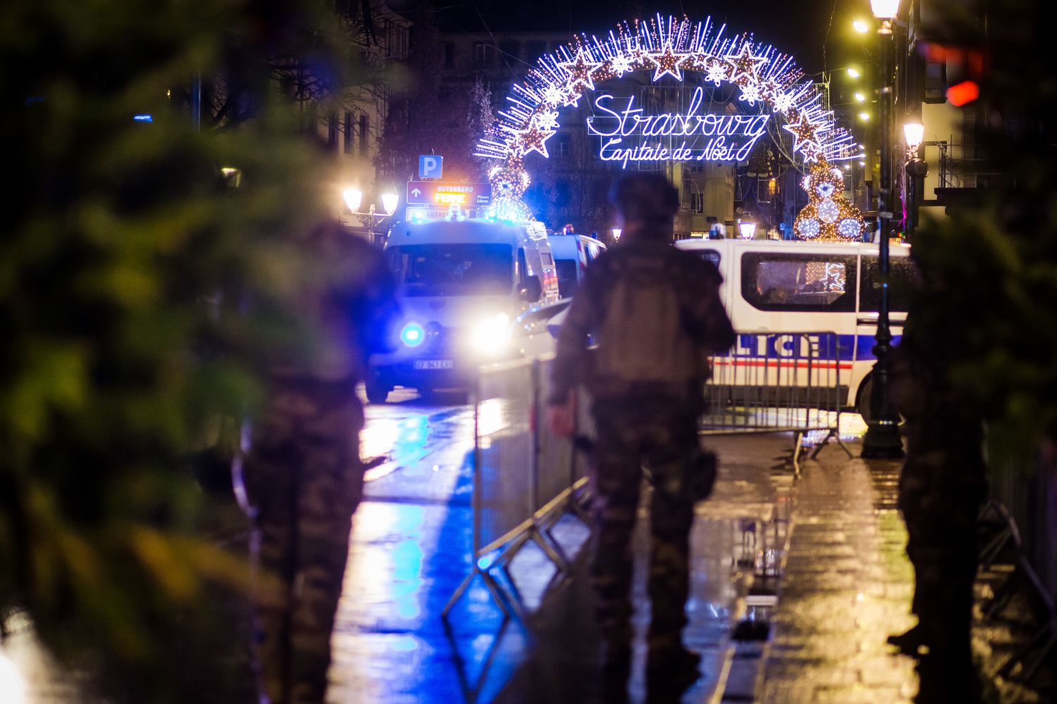 Un agente dell'antiterrorismo francese a guardia di uno degli ingressi del mercatino di Natale di Strasburgo&nbsp;