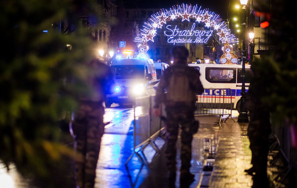 Un agente dell'antiterrorismo francese a guardia di uno degli ingressi del mercatino di Natale di Strasburgo&nbsp;