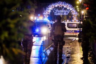 Un agente dell'antiterrorismo francese a guardia di uno degli ingressi del mercatino di Natale di Strasburgo&nbsp;