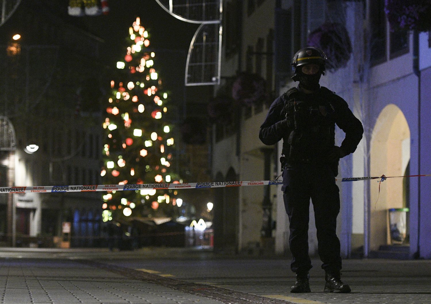 &nbsp;Un agente dell'antiterrorismo francese a guardia di uno degli ingressi del mercatino di Natale di Strasburgo