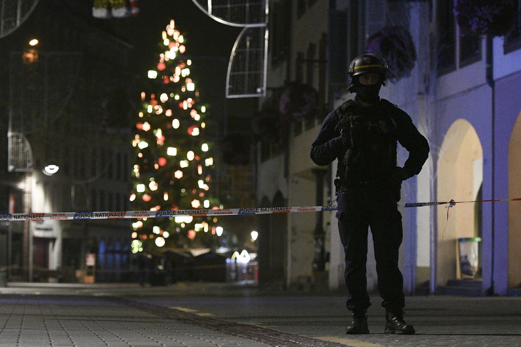 &nbsp;Un agente dell'antiterrorismo francese a guardia di uno degli ingressi del mercatino di Natale di Strasburgo