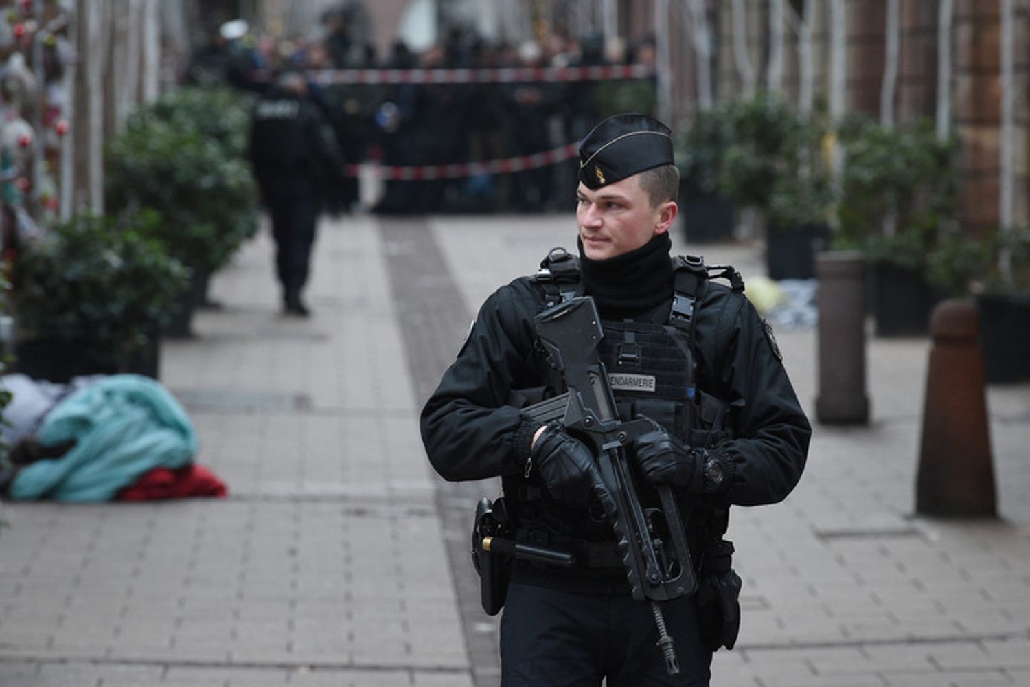 &nbsp;Un agente francese presidia il teatro dell'attacco al mercatino di Natale di Strasburgo