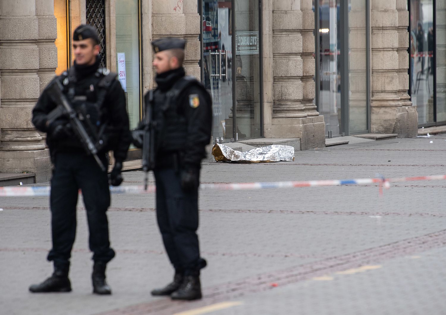 &nbsp;Agenti francesi sul luogo dell'attentato a Strasburgo