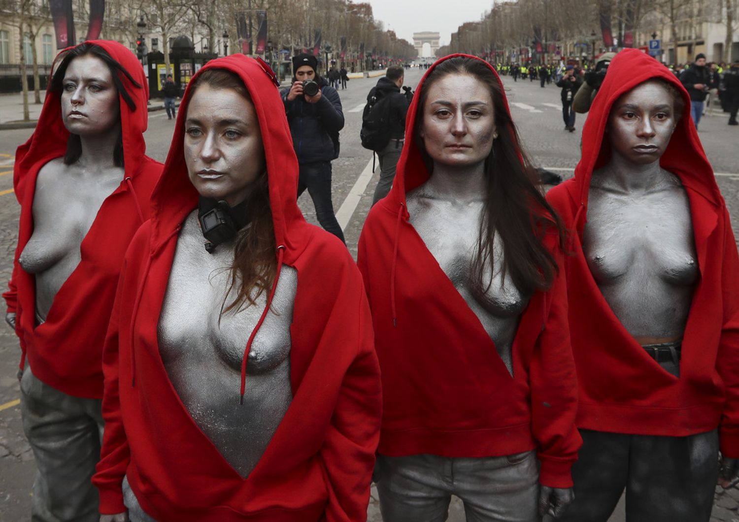 &nbsp;&nbsp;Cinque donne a seno nudo sfilano con i gilet gialli a Parigi