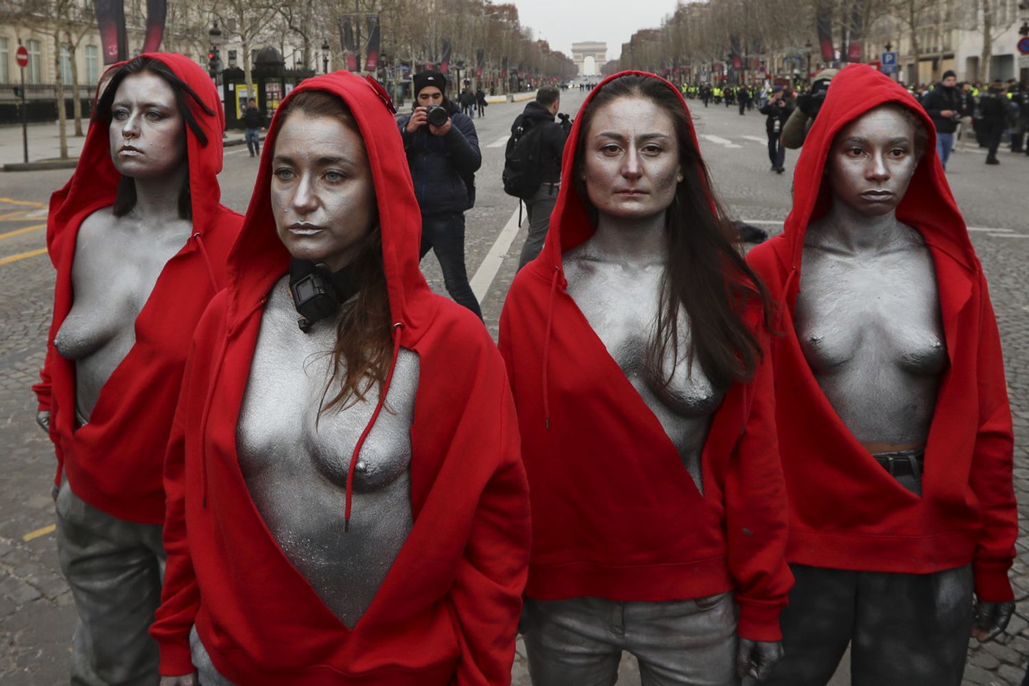 &nbsp;&nbsp;Cinque donne a seno nudo sfilano con i gilet gialli a Parigi